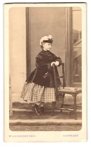 Fotografie W. & D. Downey, Newcastle upon Tyne, Eldon Square 9, Prinzessin Beatrice von Grossbritannien im Samkleid