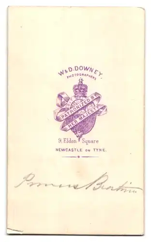 Fotografie W. & D. Downey, Newcastle upon Tyne, Eldon Square 9, Prinzessin Beatrice von Grossbritannien im Samkleid