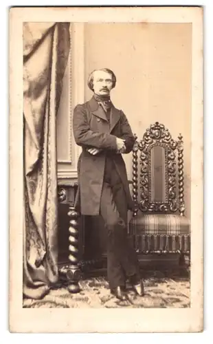 Fotografie Gustav Schauer, Berlin, Gr. Friedrichsstr. 188, Portrait Pianist / Komponist Theodor Kullak im Anzug