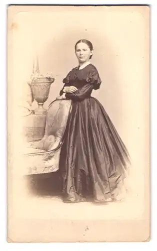 Fotografie E. Herold & Riemann, Breslau, Zwinger-Str. 4, Portrait junge Frau Anna Menzel im Biedermeierkleid