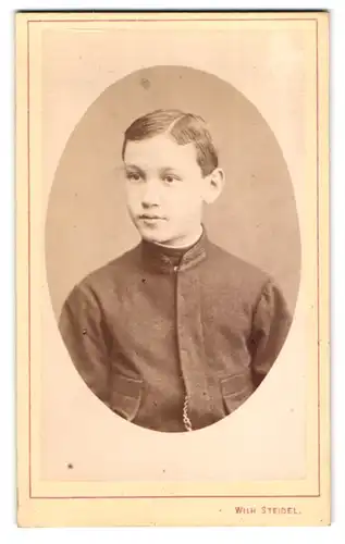 Fotografie Wilh. Steidel, Wien, Esterhazy-Gasse 11, Portrait junger Knabe im Anzug