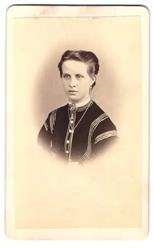 Fotografie J. Prökl, Franzensbad, Kirchenstr., Portrait junge Frau im gestreiften Kleid mit Halskette