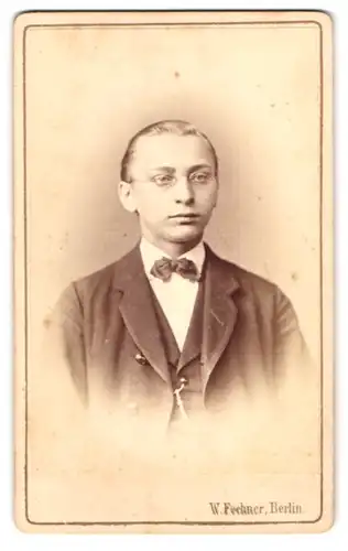 Fotografie W. Fechner, Berlin, Krausen-Str. 21, Portrait junger Mann im Anzug mit Fliege und Brill