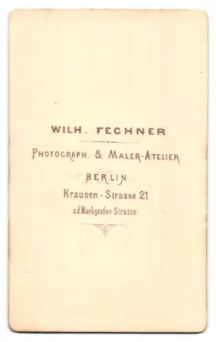 Fotografie W. Fechner, Berlin, Krausen-Str. 21, Portrait junger Mann im Anzug mit Fliege und Brill