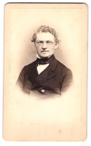 Fotografie W. A. Degele, Hannover, Portrait junger Mann im Anzug mit Halstuch und Brille