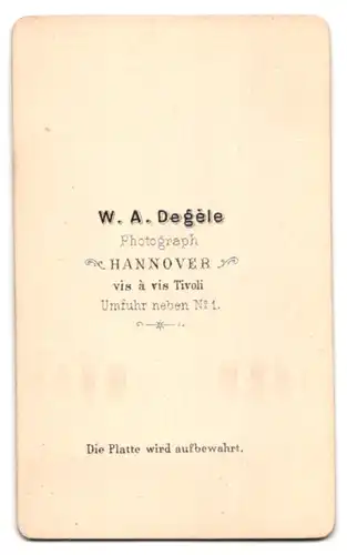 Fotografie W. A. Degele, Hannover, Portrait junger Mann im Anzug mit Halstuch und Brille