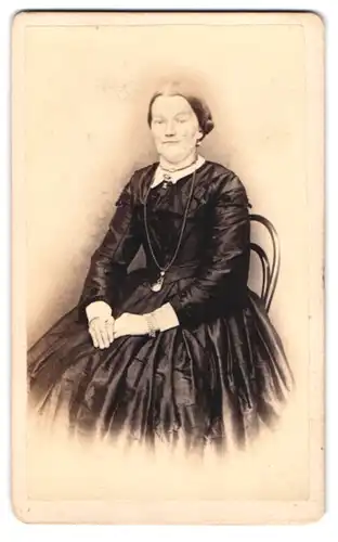 Fotografie unbekannter Fotograf und Ort, Portrait Dame im dunklen Biedermeierkleid mit Halskette