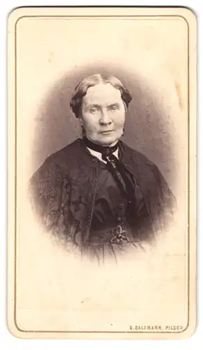Fotografie B. Saltmann, Pilsen, Portrait Frau im Biedermeierkleid mit Bolero und Halsband