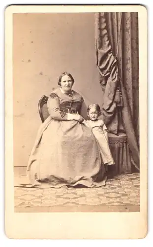 Fotografie P. Biegner & Comp., Berlin, Zeithenplatz 2, Portrait Grossmutter mit Enkeltochter im hellen Kleid