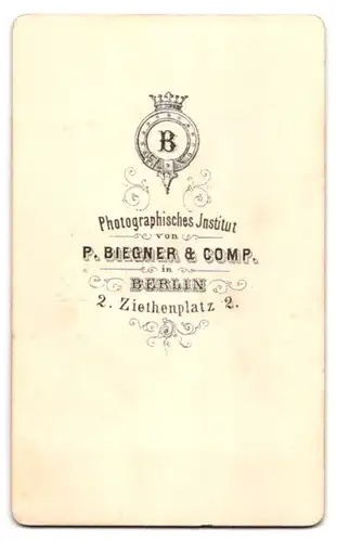 Fotografie P. Biegner & Comp., Berlin, Zeithenplatz 2, Portrait Grossmutter mit Enkeltochter im hellen Kleid