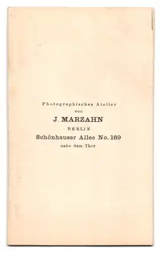 Fotografie J. Marzahn, Berlin, Schönhauser Allee 169, Portrait kleiner Knabe im hellen Anzug mit Stock und Hut