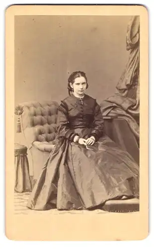 Fotografie E. Biegner, Berlin, Zietenplatz 2, Portrait junge Frau im Biedermeierkleid mit Kruzifix Kette