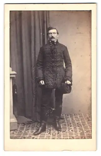 Fotografie Alker Ede, Budapest, Portrait Herr im ungarischen Anzug mit Moustache, 1864