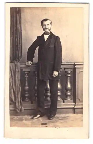 Fotografie unbekannter Fotograf und Ort, Portrait Mann im dunklen Anzug mit Franz Joseph Bart