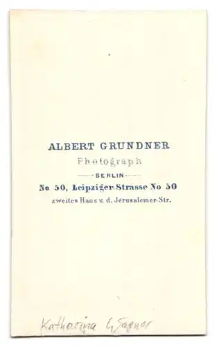 Fotografie Albert Grundner, Berlin, Leipzigerstr. 50, Portrait Frau Katharina Wagner im Biedermeierkleid