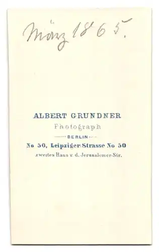 Fotografie Albert Grundner, Berlin, Leipzigerstr. 50, Portrait Dame im Biedermeierkleid mit Bolero