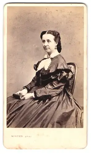 Fotografie M. L. Winter, Prag, Portrait Dame im seidenen Biedermeierkleid mit Zopf