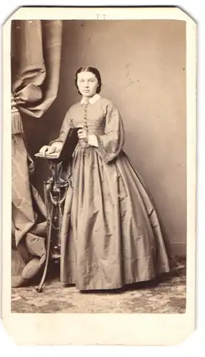 Fotografie Ch. Winter, Strasbourg, rue des Ecrivains 6, Portrait junge Frau im schlichten Biedermeierkleid mit Fotoalbum