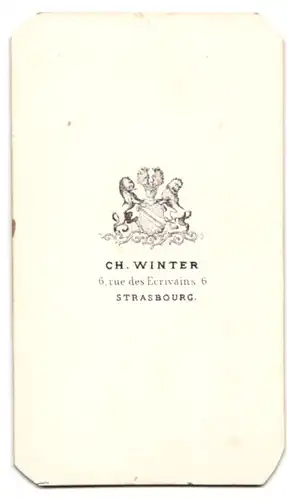 Fotografie Ch. Winter, Strasbourg, rue des Ecrivains 6, Portrait junge Frau im schlichten Biedermeierkleid mit Fotoalbum