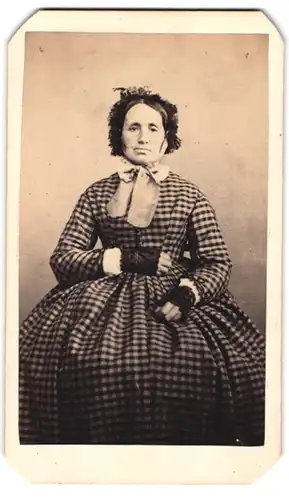 Fotografie unbekannter Fotograf und Ort, Portrait ältere Dame im karierten Kleid mit Haube