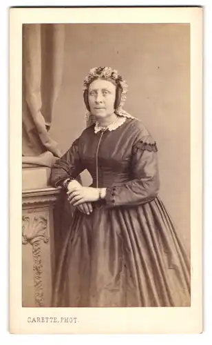 Fotografie Carette, Lille, Boul. de l`Imperatric, Portrait Dame im Biedermeierkleid mit geschmückter Haube