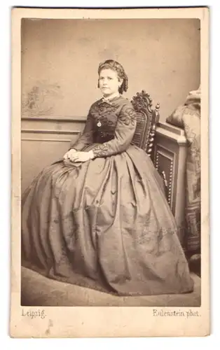 Fotografie Eulenstein, Leipzig, Zeitzer Str. 34, Portrait junge Frau im Biedermeierkleid mit Locken