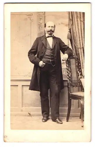 Fotografie unbekannter Fotograf und Ort, Portrait Herr Weiser im Anzug mit Weste und Moustache