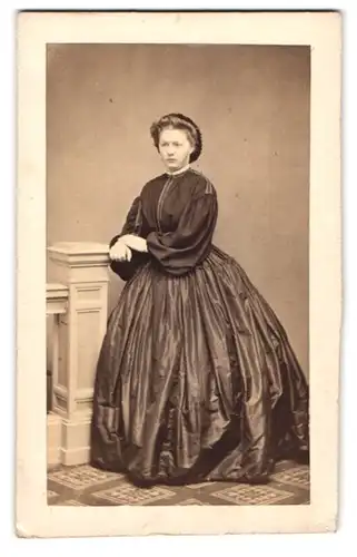 Fotografie unbekannter Fotograf und Ort, Portrait junge Frau im seidenen Biedermeierkleid mit 21 Jahren, 1863