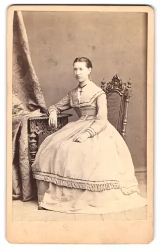 Fotografie A. Schnackenburg, Görlitz, Schützenweg 1, Portrait Martha Jakisch im hellen reifrock Kleid