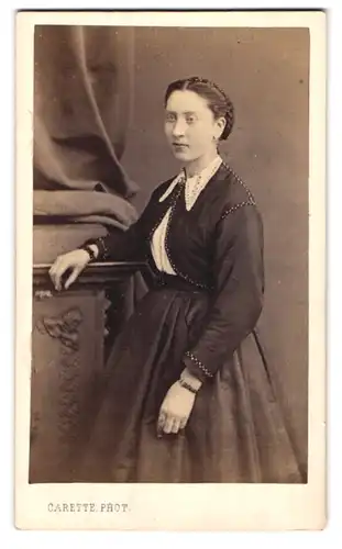 Fotografie Carette, Lille, Boul. de l`Imperatrice, Portrait junge Frau im Biedermeierkleid mit Ohrringen