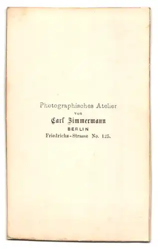 Fotografie Carl Zimmermann, Berlin, Friedrichs-Str. 125, Portrait junger Knabe im einfachen Anzug mit Spitzenkragen