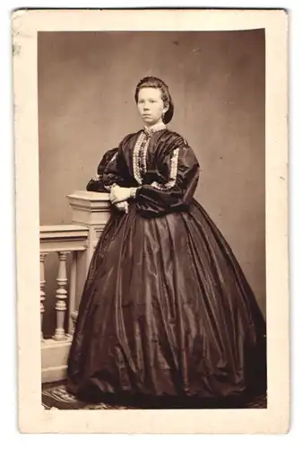 Fotografie unbekannter Fotograf und Ort, Portrait jugne Frau Agnes Meissner im Biedermeierkleid