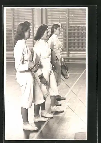 AK Drei Fechterinnen mit Degen in der Sporthalle