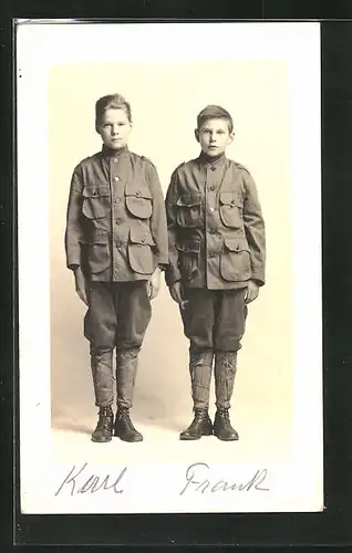 Foto-AK Zwei Soldaten in Uniform, Kinder Kriegspropaganda