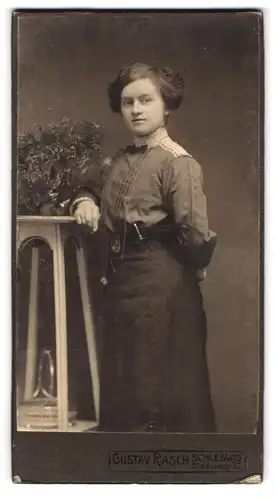 Fotografie Gustav Rasch, Schleswig, Stadtweg 32, Portrait, Junge Dame mit hoch gestecktem Haar