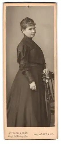 Fotografie Gottheil & Sohn, Königsberg i. Pr., Portrait, Frau in schwarzem Gewand