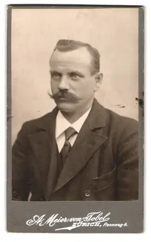 Fotografie A. Meier von Tobel, Zürich, Rennweg 4, Portrait, Mann mit imposantem Schnauzer