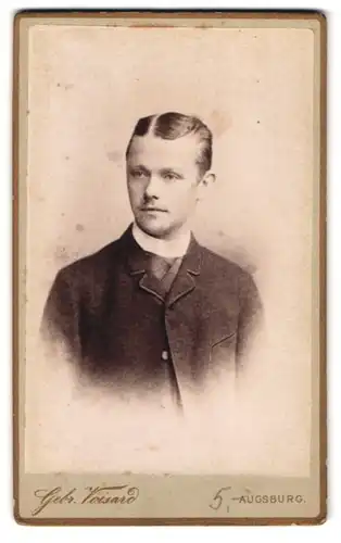 Fotografie Gebr. Voisard, Augsburg, Fuggerstrasse, Portrait, Junger Mann mit markantem Scheitel