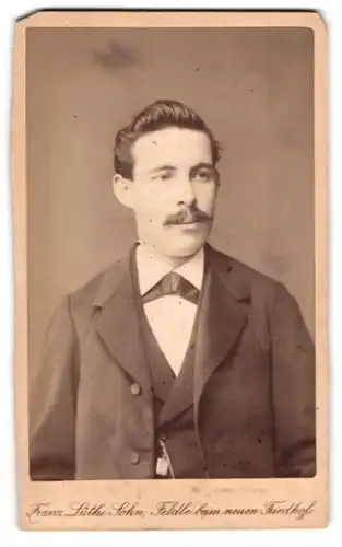Fotografie Franz Lüthi Sohn, St. Gallen, Feldle beim neuen Friedhof, Portrait, Junger Mann mit Moustache