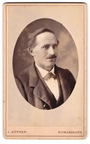 Fotografie L. Gerber, Romanshorn, Portrait, Lächelnder Herr im Halbprofil