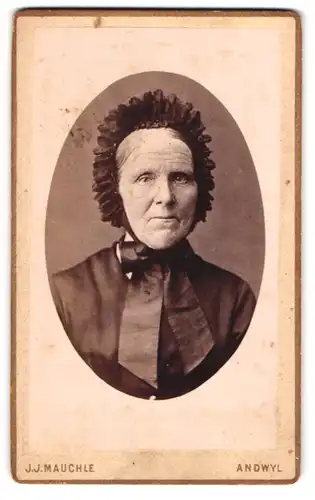 Fotografie J. J. Mauchle, Andwyl, Portrait, Alte Frau mit Kopfbedeckung
