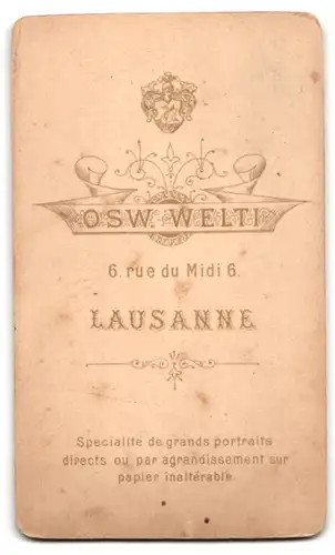 Fotografie Osw. Welti, Lausanne, Rue du midi 6, Portrait, Frau in engem Kostüm