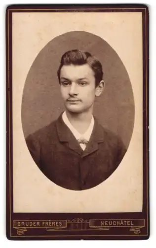 Fotografie Bruder Frères, Neuchâtel, Rue de l`Hôpital 17, Portrait, Bursche mit Oberlippenflaum