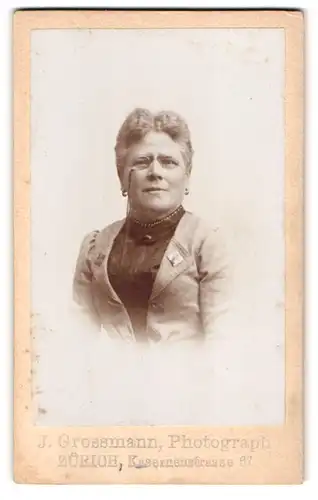 Fotografie J. Grossmann, Zürich, Kasernenstrasse 67, Portrait, Reife Frau mit Brille