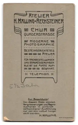 Fotografie Atelier H. Mälling-Rechsteiner, Chur, Quaderstrasse, Portrait, Kleines Mädchen auf Pelzteppich