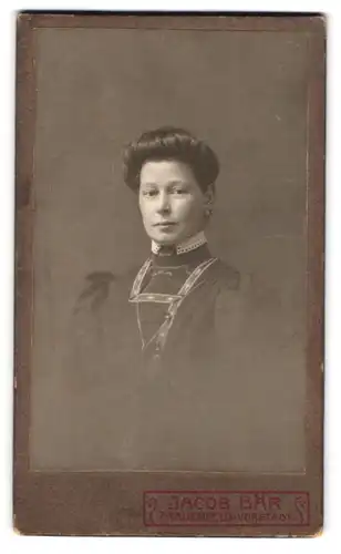 Fotografie Jacob Bär, Frauenfeld, Vorstadt, Portrait, Frau mit strengem Blick 1910