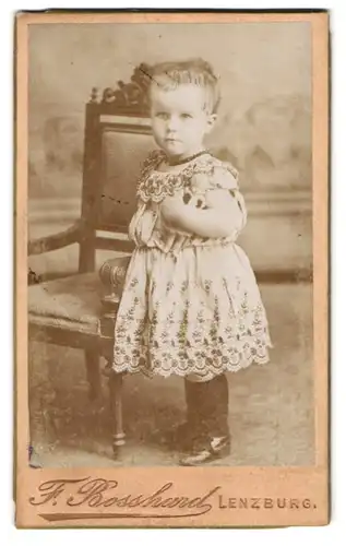 Fotografie F. Bosshard, Lenzburg, Bahnhofstrasse, Portrait, Kleines Mädchen mit kurzem Haar