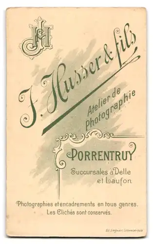 Fotografie J. Husser & fils, Porrentruy, Portrait junger Herr im Anzug mit Krawatte