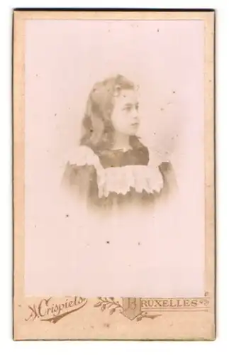 Fotografie A. Crispiels, Bruxelles, 12 Rue Ste. Catherine, Portrait Mädchen trägt Oberteil mit Spitze