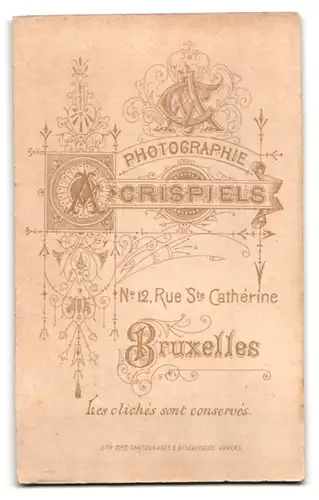 Fotografie A. Crispiels, Bruxelles, 12 Rue Ste. Catherine, Portrait Mädchen trägt Oberteil mit Spitze